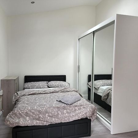 Ilford Town Centre Studio 外观 照片
